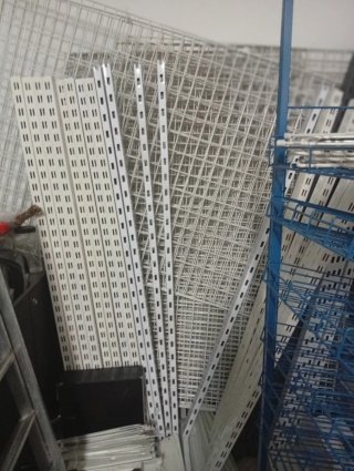 20 Estanterías metálicas blancas y Cada una 150
