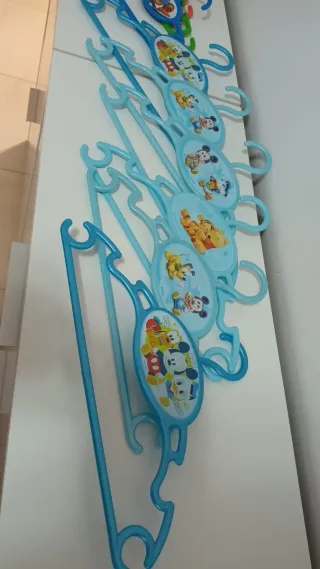 Lote de 11 perchas infantiles Disney