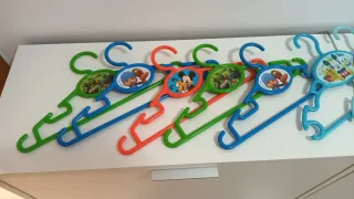 Lote de 11 perchas infantiles Disney