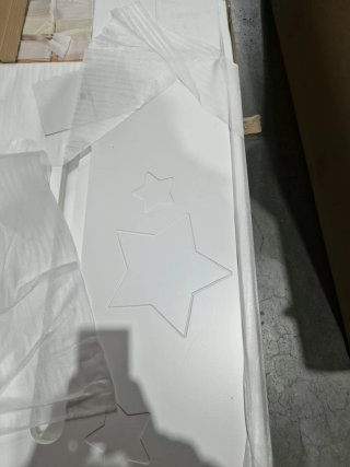 Cuna blanca con estrellas