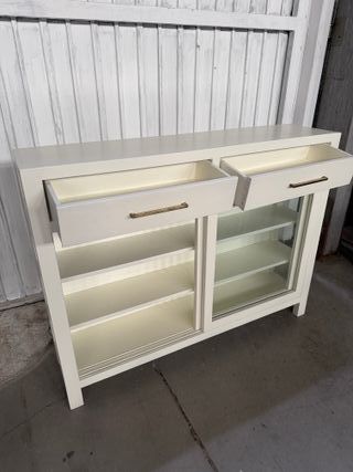 Cómoda madera con puertas correderas de cristal