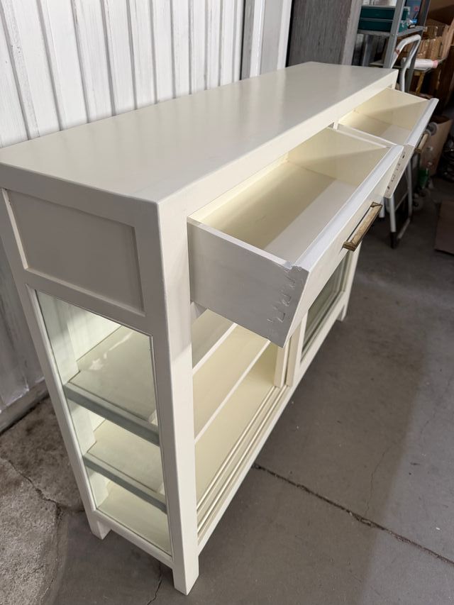 Cómoda madera con puertas correderas de cristal