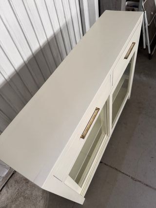 Cómoda madera con puertas correderas de cristal