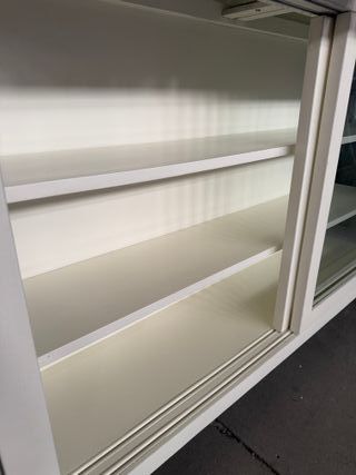 Cómoda madera con puertas correderas de cristal