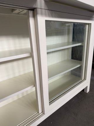 Cómoda madera con puertas correderas de cristal