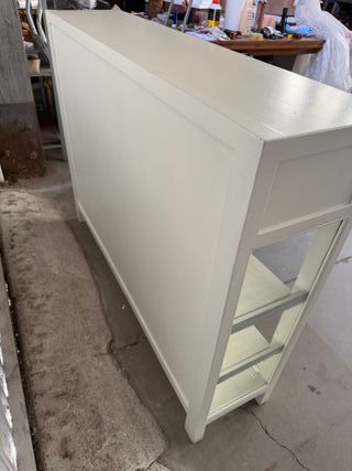 Cómoda madera con puertas correderas de cristal