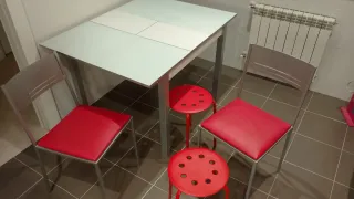 Mesa y 4 sillas cocina/comedor cristal/metal