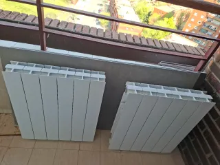 Radiatori in metallo bianchi