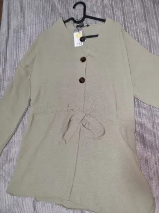 Camisa verde botones y cinturón talla L