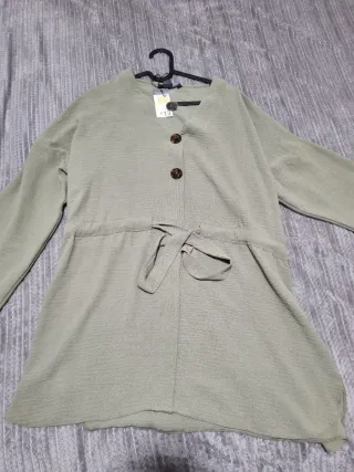 Camisa verde botones y cinturón talla L