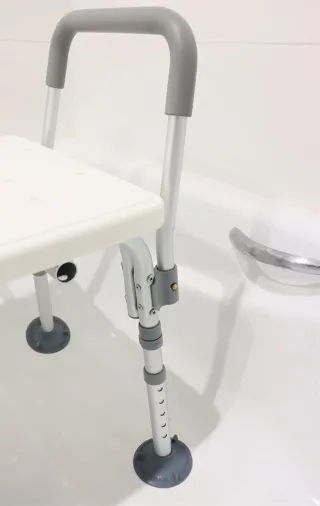 Asiento de bañera con respaldo y brazos