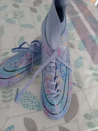 Zapatos de fútbol azules y rosas