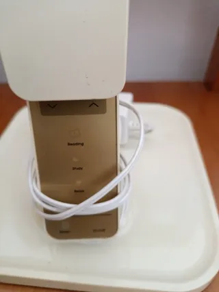 Lámpara de escritorio dorada y blanca