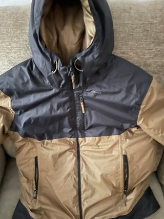 Chaqueta con capucha marrón y negra