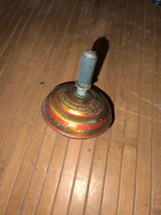 Peonza antigua de metal