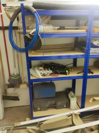 Estanterías metálicas azules y grises