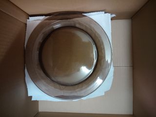 Platos de vidrio marrones y transparentes