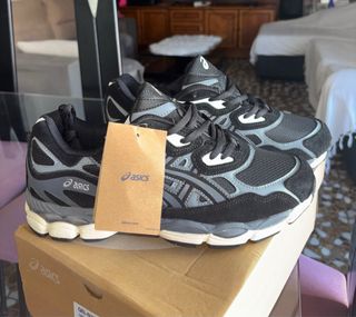 Zapatillas deportivas Asics negras y grises