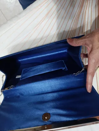 Bolso de fiesta azul con cadena plateada