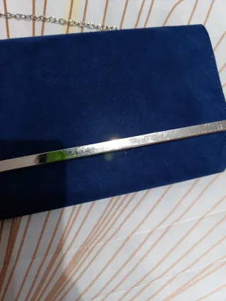 Bolso de fiesta azul con cadena plateada