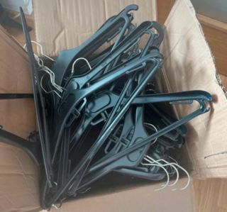 Lote de mas 30 Perchas Plástico Negras