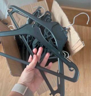 Lote de mas 30 Perchas Plástico Negras