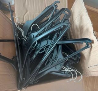 Lote de mas 30 Perchas Plástico Negras