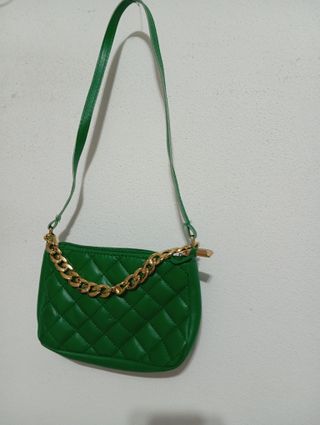Mala tiracolo verde com corrente dourada