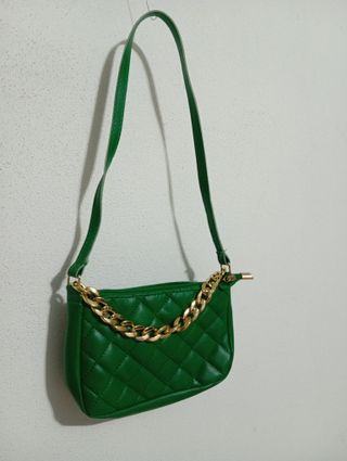 Mala tiracolo verde com corrente dourada