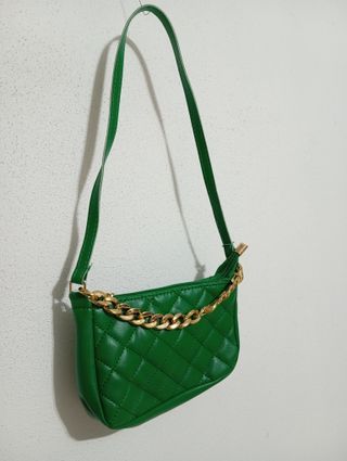 Mala tiracolo verde com corrente dourada
