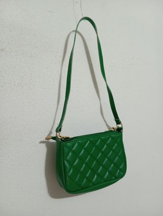 Mala tiracolo verde com corrente dourada