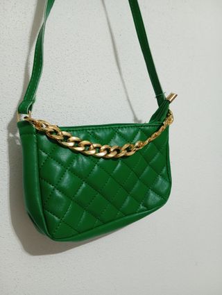 Mala tiracolo verde com corrente dourada
