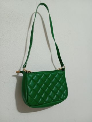 Mala tiracolo verde com corrente dourada