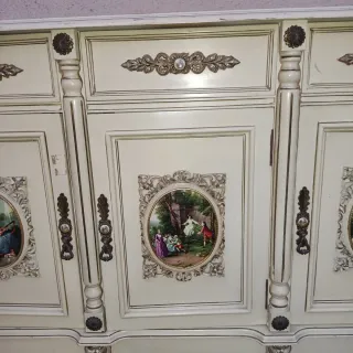Mueble Antiguo Beige con Detalles Dorados y sillas