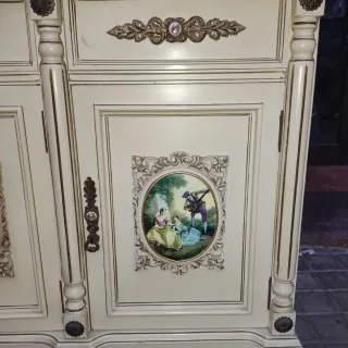 Mueble Antiguo Beige con Detalles Dorados y sillas