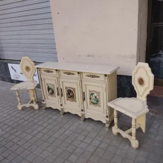 Mueble Antiguo Beige con Detalles Dorados y sillas