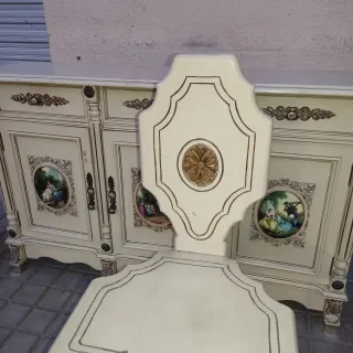 Mueble Antiguo Beige con Detalles Dorados y sillas