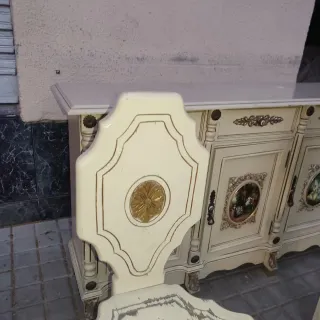 Mueble Antiguo Beige con Detalles Dorados y sillas