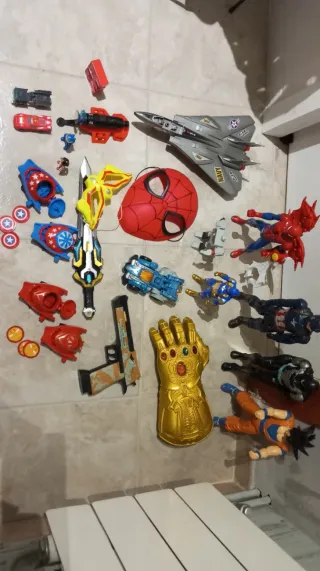 Lote de juguetes superhéroes + otros