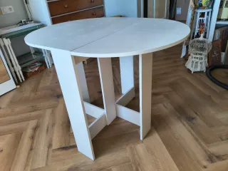 Mesa plegable de madera blanca
