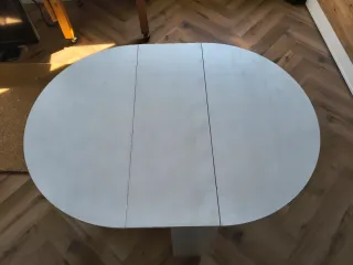 Mesa plegable de madera blanca