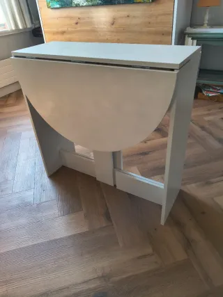 Mesa plegable de madera blanca