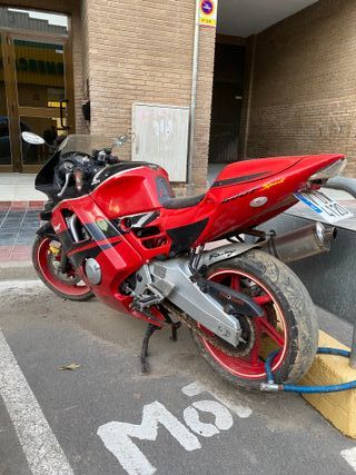 Honda CBR 600F Sportbike Roja y Negra