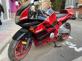 Honda CBR 600F Sportbike Roja y Negra