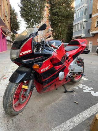 Honda CBR 600F Sportbike Roja y Negra