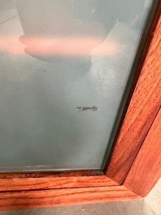 Estantería de madera con puertas de cristal