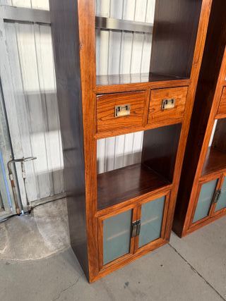 Estantería de madera con puertas de cristal