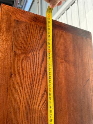 Estantería de madera con puertas de cristal