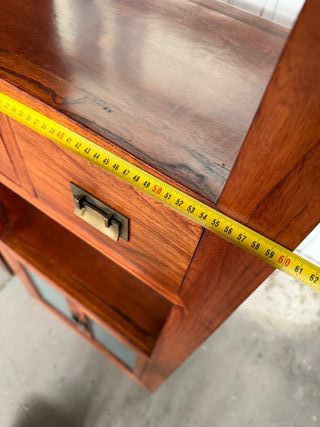 Estantería de madera con puertas de cristal