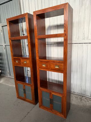 Estantería de madera con puertas de cristal